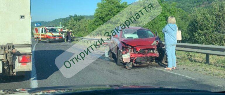 Ранкова ДТП у Мукачівському районі: на місце прибула поліція та рятувальники