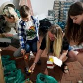 На радість дітям: волонтери “Совиного гнізда” роздали набори для творчості переселенцям