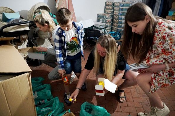 На радість дітям: волонтери “Совиного гнізда” роздали набори для творчості переселенцям