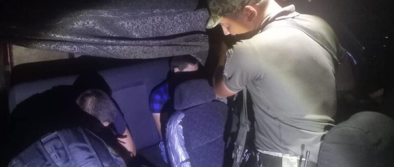 У ПП «Ужгород» знайшли двох чоловіків, які ховатися у задній частині салону мікроавтобуса