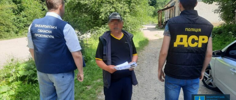 Незаконне заволодіння землею: на Закарпатті підозрюють місцевого депутата та колишнього сільського голову