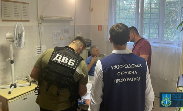 В Ужгороді лікаря-нарколога затримали на хабарі у 5 тисяч гривень