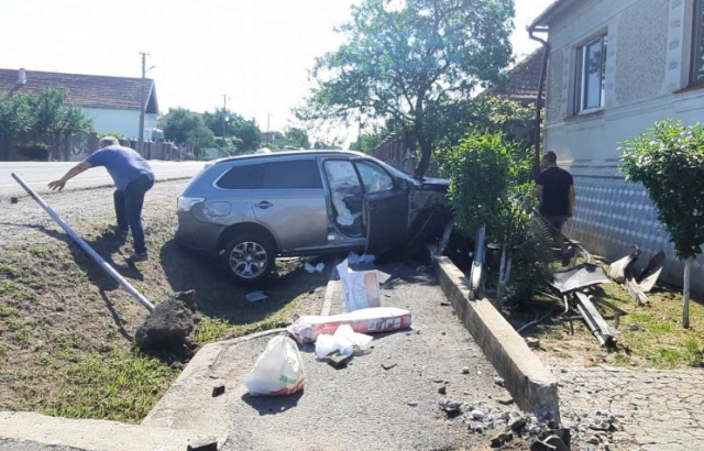 На Мукачівщині позашляховик на повній швидкості врізався в огорожу