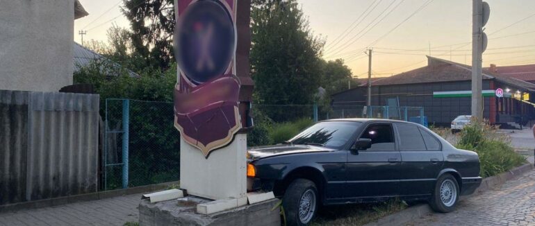 На Ужгородщині вночі чоловік вкрав із території АЗС авто і врізався на ньому в рекламний стенд