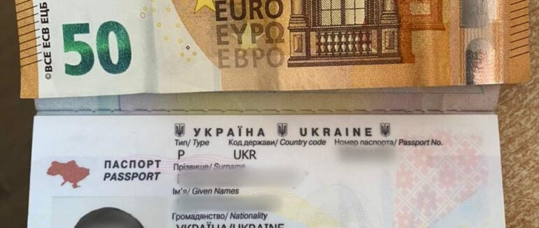 На Закарпатті чоловік спробував перетнути кордон з чужими дітьми, а коли не вдалось – пропонував хабар