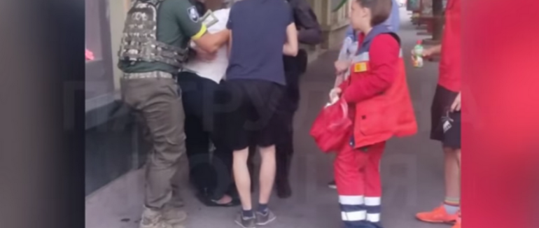 На місце події прибули медики та поліція: що сталося у центрі Мукачева