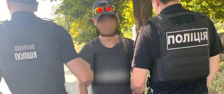 Впродовж минулої доби патрульні двічі виявили у громадян речовини, схожі на наркотичні