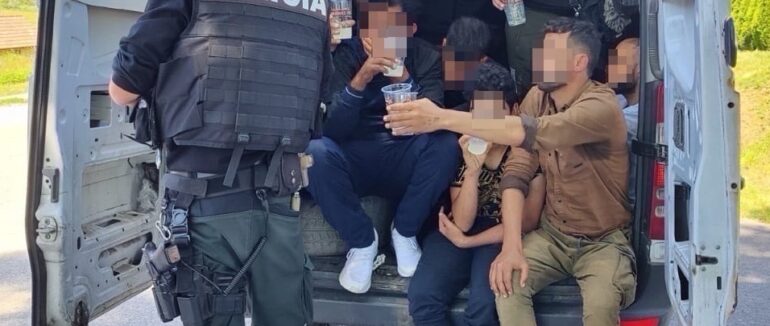 Нелегали в автобусі: словаки затримали українця, який перевозив 30 мігрантів  