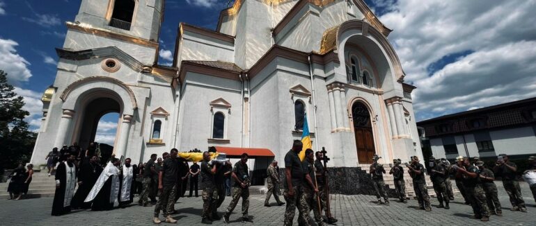 Загибель на війні: у Мукачеві попрощалися із солдатом Василем Русином