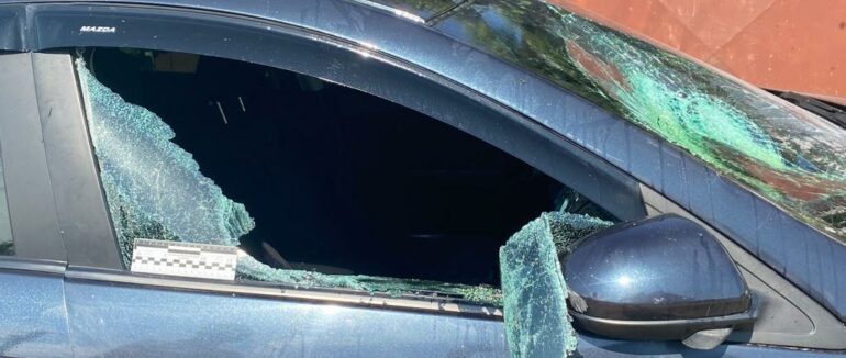 В Ужгородському районі чоловік потрощив два автомобілі своїй сусідці