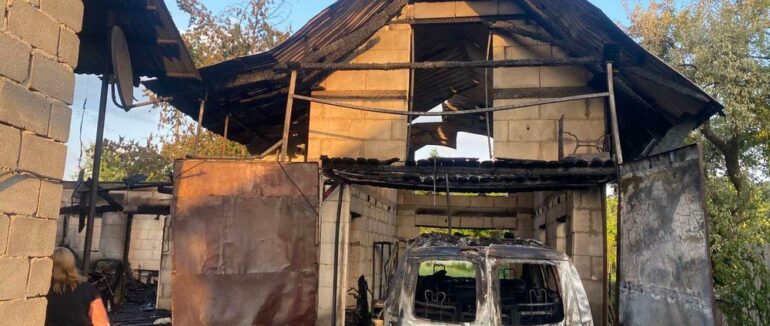 На Хустщині горіли гараж та літня кухня