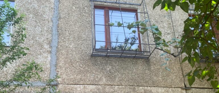 Ввечері в Ужгороді трапилася трагічна подія: дворічна дівчинка випала з вікна багатоповерхівки