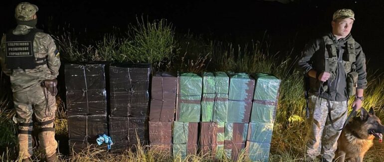 На Закарпатті прикордонники припинили спробу переміщення через кордон 7 тисяч пачок сигарет