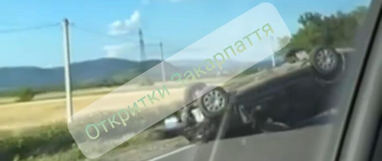 На Мукачівщині трапилася ДТП: автомобіль опинився на даху