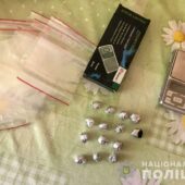 У Мукачеві під час обшуку у трьох місцевих жителях вилучили розфасовані наркотики та гранату з запалом