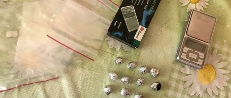 У Мукачеві під час обшуку у трьох місцевих жителях вилучили розфасовані наркотики та гранату з запалом