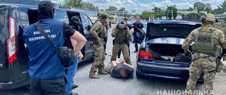 50 тисяч доларів і 140 тисяч гривень: на Закарпатті затримали двох чоловіків за сприяння у незаконному виїзді за кордон чоловікам