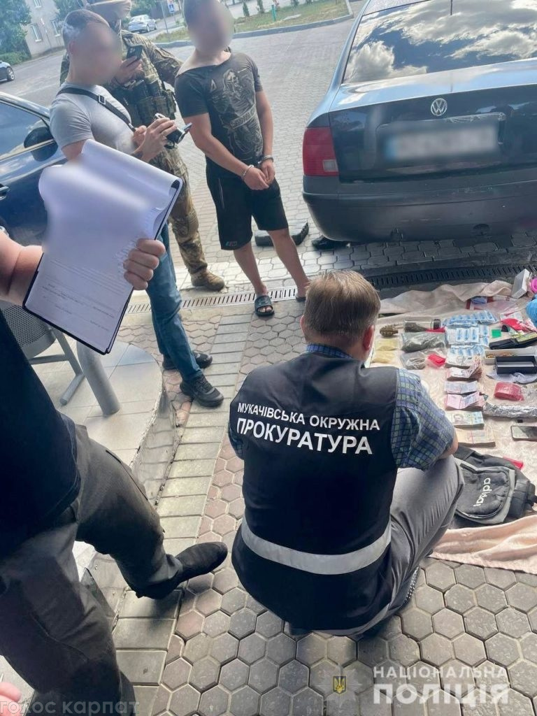 Оперативне затримання: у Мукачеві зловили наркозлочинців