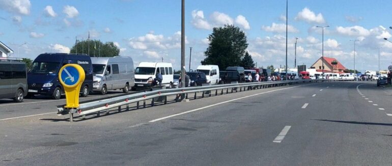 На кордоні з Угорщиною утворилася черга з автомобілів, які ввозять для розмитнення