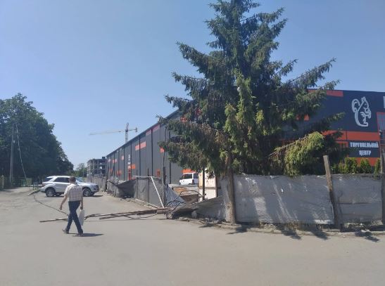 На одній з вулиць Ужгорода впала електроопора, рух заблоковано