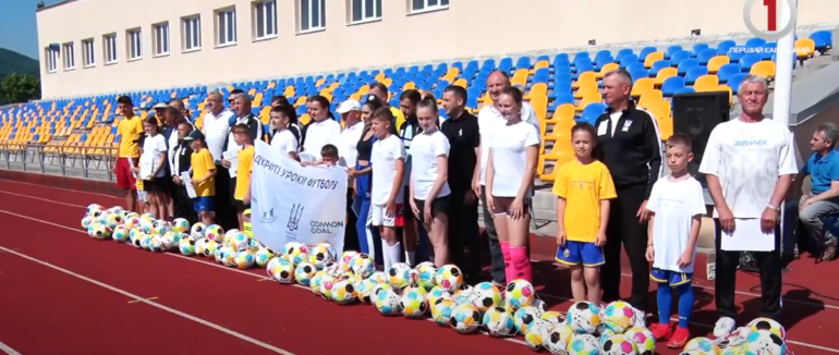 “Відкритий урок футболу”: у Хусті місцеві діти грали в улюблену гру з переселенцями (ВІДЕО)