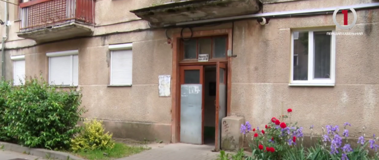 Пролежала кілька днів на балконі в килимі: подробиці вбивства у Мукачеві (ВІДЕО)