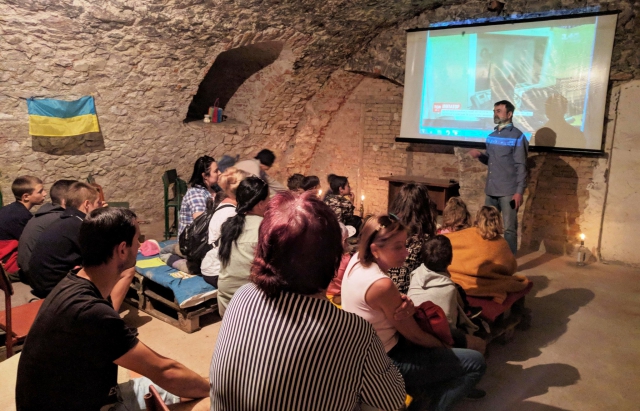 У Берегові у 600-річному бомбосховищі відбувається показ українських фільмів