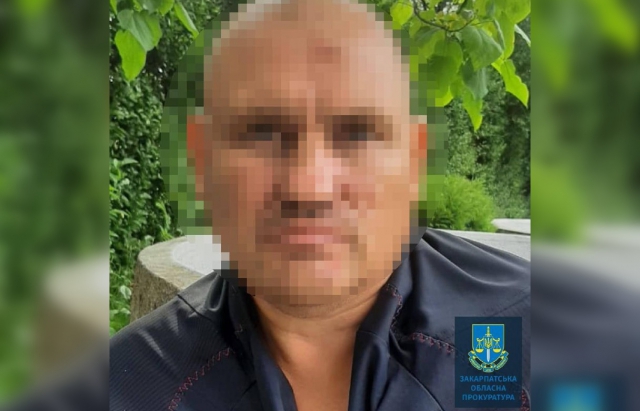 В Ужгороді чоловік напад на відвідувачів магазину з кулаками та ножем