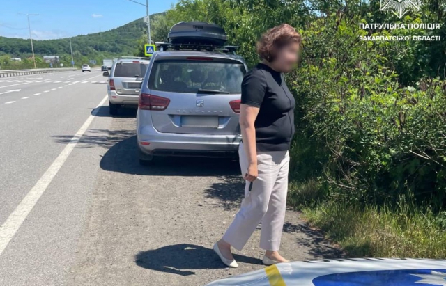 Водійка підсунула 1000 гривень закарпатським патрульним за порушення ПДР