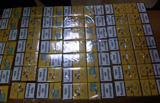 На закарпатському кордоні у вантажівки українця виявили 400 пачок сигарет