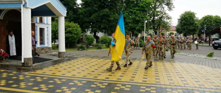 У Мукачеві провели в останню путь полеглого у війні Володимира Лазука