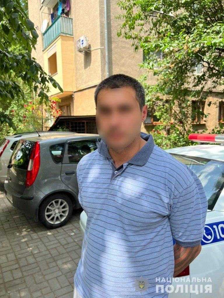 Вбив жінку та замотав у килим: у Мукачеві у квартирі на балконі знайшли тіло