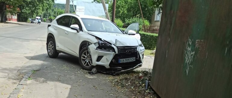 ДТП в Ужгороді: “Лексус” не розминувся із зеленим парканом