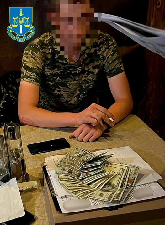 На Закарпатті під час отримання хабара затримали прикордонника