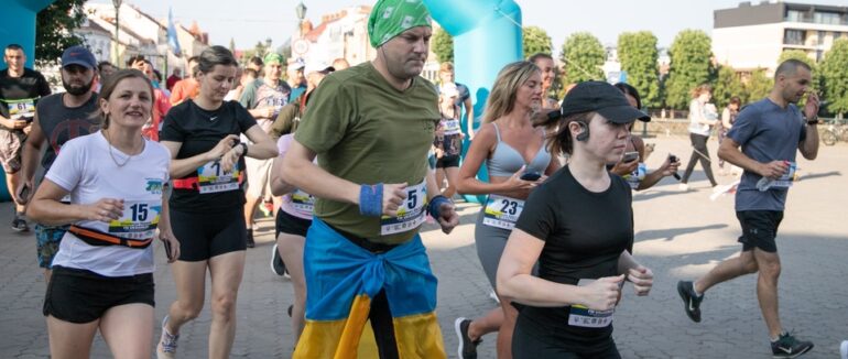 В Ужгороді зібралися на благодійний забіг, щоб зібрати гроші для армії