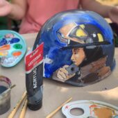 «Казки на касках»: в Ужгороді розмальовують шоломи на підтримку ЗСУ (ФОТО)