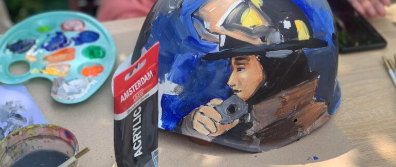 «Казки на касках»: в Ужгороді розмальовують шоломи на підтримку ЗСУ (ФОТО)