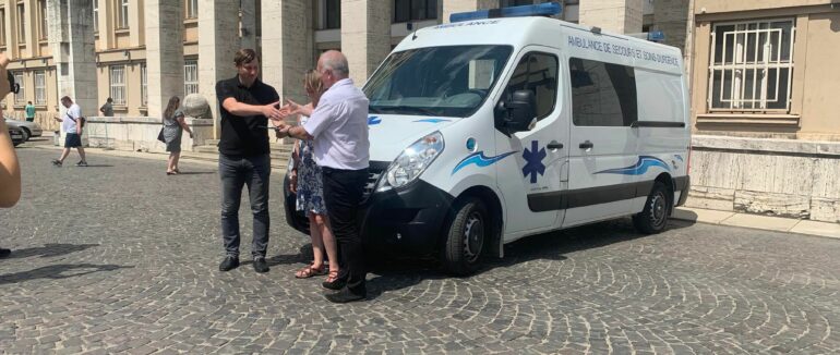 На Закарпатті керівництво разом із закордонними партнерами передав швидку для ЗСУ