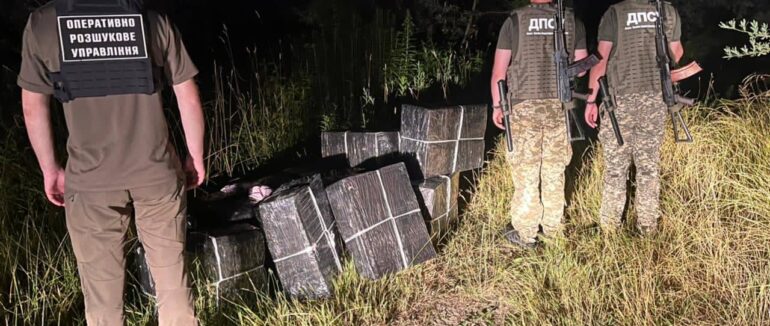 Неподалік Тиси на Закарпатті прикордонники знайшли 11 пакунків із сигаретами