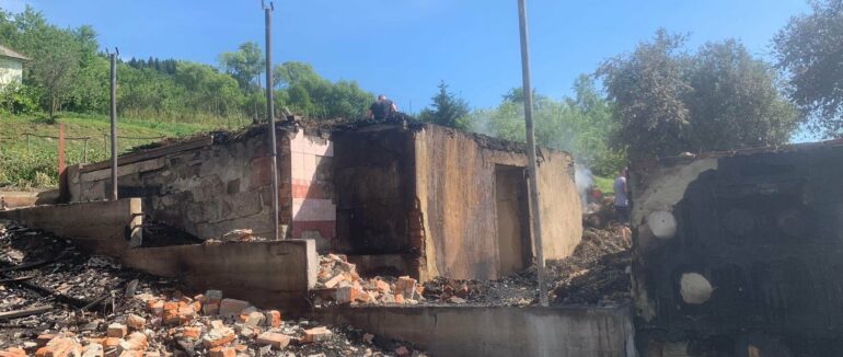 Масштабна пожежа у Нижніх Воротах: будинок згорів вщент (Ексклюзивні фото)