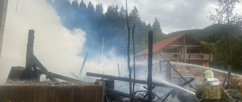 У Хустському районі пожежа охопила дерев’яний гараж