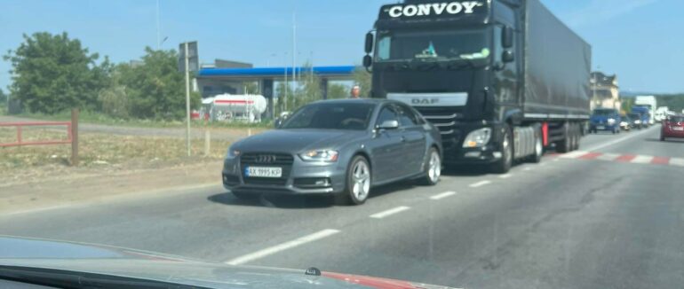 ДТП в Мукачеві: фура “вписалася” в “Ауді”