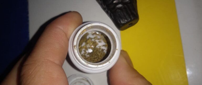 В ночі в Ужгороді зупинили автомобіль за порушення ПДР та знайшли всередині наркотики