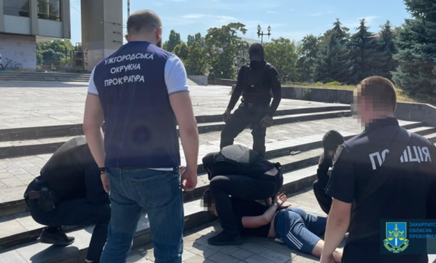 В Ужгороді затримали судмедексперта на хабарі 1800 доларів