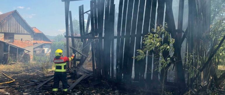 На Хустщині через підпал сухої трави згоріла надвірна споруда