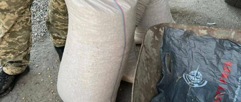 Контрабанда в кукурудзі: на Закарпатті жінка в насінні приховала сигарети