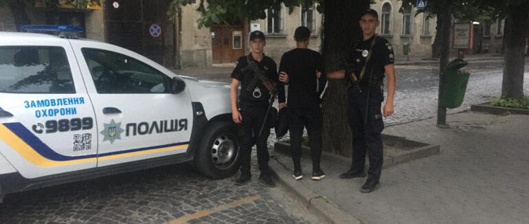 У Мукачеві правоохоронці виявили у чоловіка наркотики