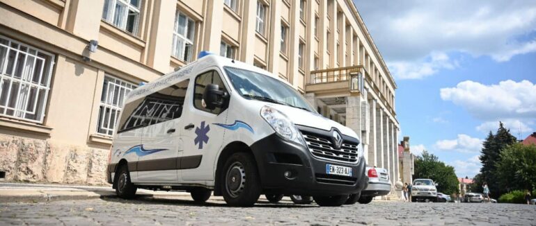 Французька “екстренка” Закарпаттю: передача швидкої відбулася біля ОВА (ВІДЕО)