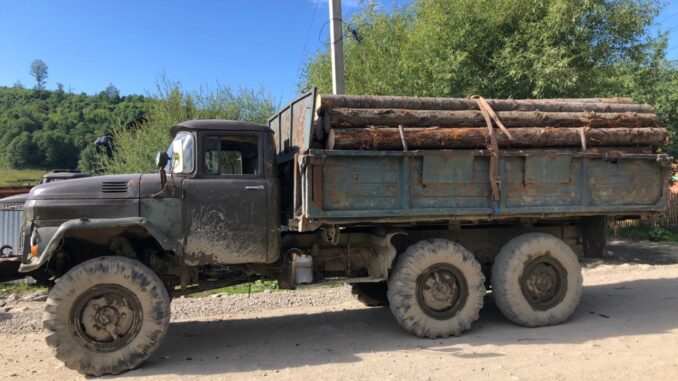 На Рахівщині патрульні виявили вантажівку з незаконною деревиною