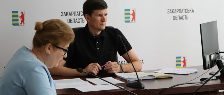 Стан виплат для ВПО: заступник голови Закарпатської ОВА Петро Добромільський долучився до важливої наради